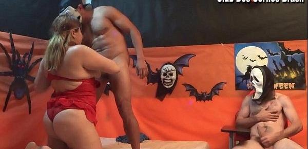  Hoje é noite de Halloween minha esposa está a fim de dar pra outro. ( Completo no Xvideos Red )